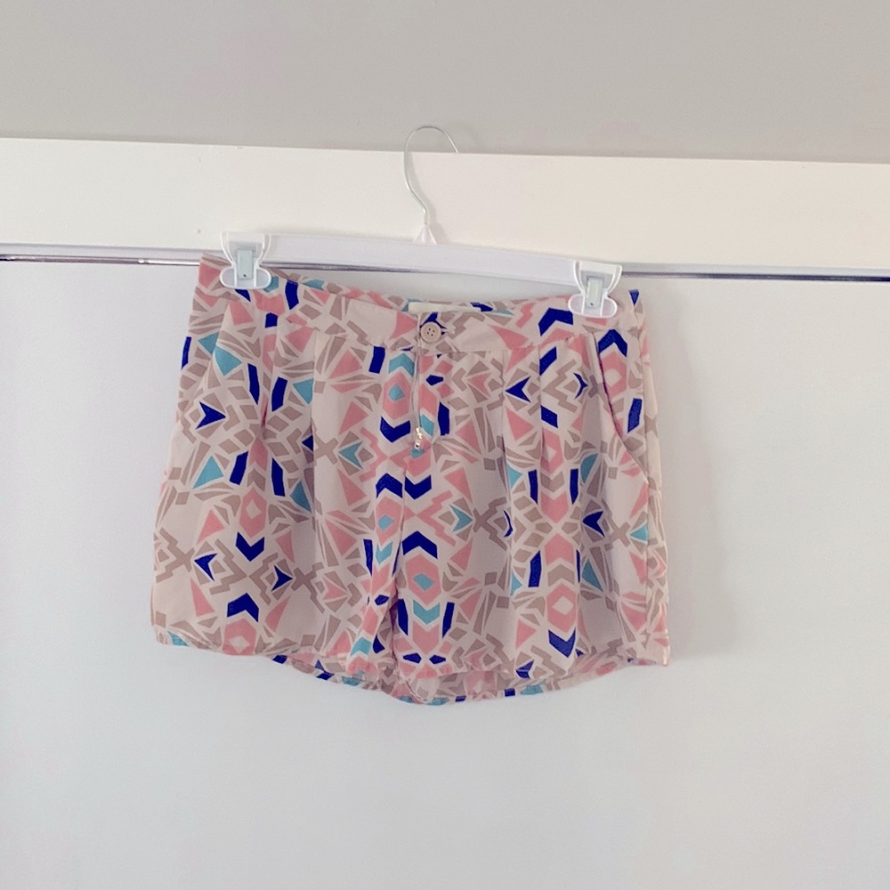 Medium lightweight light-feel dress shorts with shapes.